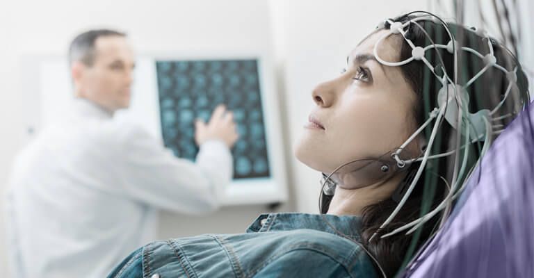 Imagem de uma paciente realizando exame de neurofisiologia