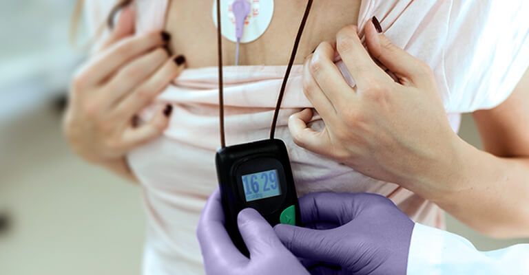 Imagem de uma paciente medindo a pressão arterial