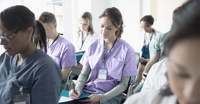 Imagem de médicos em sala de aula